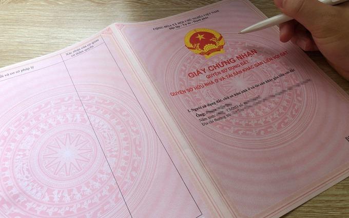 Có được ủy quyền cho người khác đính chính sổ đỏ không?